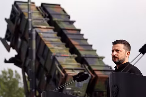 Tổng thống Ukraine Volodymyr Zelensky quan sát trong chuyến thăm một khu vực huấn luyện quân sự để tìm hiểu về việc huấn luyện binh sĩ Ukraine sử dụng hệ thống tên lửa phòng không Patriot, tại một địa điểm không được tiết lộ, ở Đức, ngày 11/6/2024. Ảnh: Reuters.