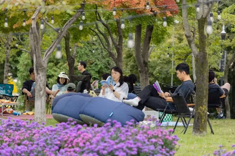 Người dân ngồi đọc sách tại Lễ hội đọc sách Yuseong. Ảnh: Tổ chức Du lịch Hàn Quốc.