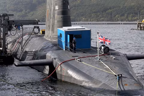 Tàu ngầm hạt nhân HMS Vengeance thuộc lớp Vanguard của Anh, được nhìn thấy tại Căn cứ Hải quân Hoàng gia Clyde, Faslane, Scotland, ngày 29/9/2017. Ảnh: Getty.