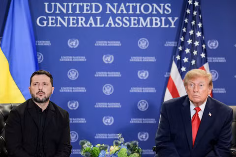 Tổng thống Mỹ Donald Trump gặp Tổng thống Ukraine Volodymyr Zelensky trong khuôn khổ Đại hội đồng Liên hợp quốc lần thứ 81 (UNGA) tại thành phố New York, Mỹ, ngày 22/9. Ảnh: Reuters.