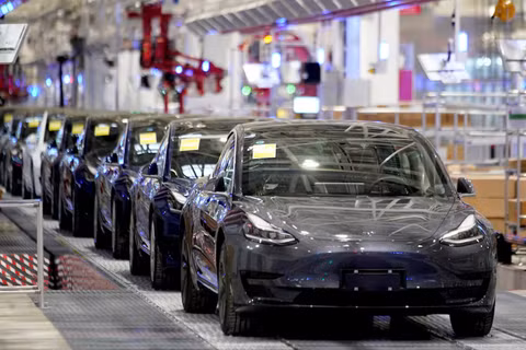 Những chiếc xe Tesla Model 3 sản xuất tại Trung Quốc được chụp trong một sự kiện giao xe tại nhà máy của hãng ở Thượng Hải, Trung Quốc, ngày 7/1/2020. Ảnh: Reuters.