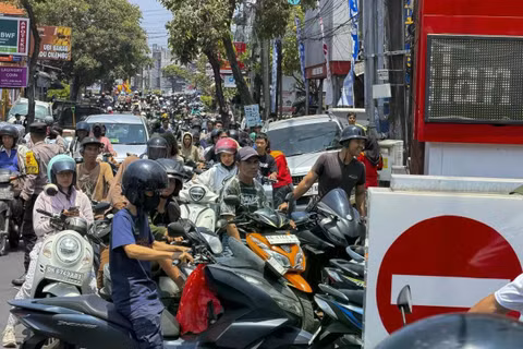 Các tay lái xe máy xếp hàng chờ đổ xăng tại một trạm xăng ở Denpasar, đảo Bali, Indonesia, hôm 13/10. Ảnh: EPA.