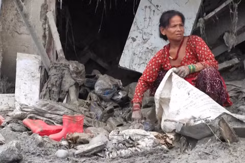 Người dân Nepal bới tung bùn đất tìm lại đồ đạc sau thảm họa