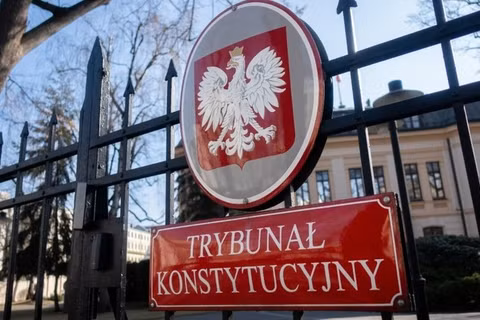 Tấm biển của Tòa án Hiến pháp bên ngoài trụ sở chính tại Warsaw, Ba Lan, ngày 23/3. Ảnh: Getty.