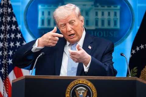 Tổng thống Mỹ Donald Trump bắt chước động tác bắn súng trong cuộc họp báo tại Nhà Trắng về cuộc chiến với Iran, ngày 6/4. Ảnh: Getty.