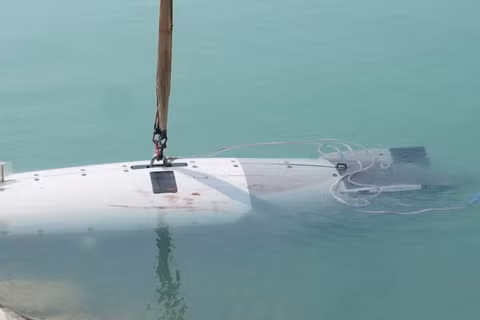 Hình ảnh cho thấy một tàu ngầm không người lái của Mỹ mà Iran tuyên bố đã thu giữ được tại cửa eo biển Hormuz, ở một địa điểm không được tiết lộ tại Iran. Ảnh: Reuters.