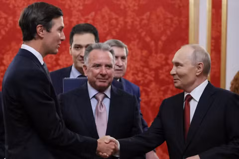 Tổng thống Nga Vladimir Putin bắt tay với Jared Kushner, con rể của Tổng thống Mỹ Donald Trump, trong khi Đặc phái viên Mỹ Steve Witkoff đứng gần đó, trong một cuộc gặp tại Điện Kremlin ở Moscow, Nga, ngày 5/9. Ảnh: Reuters.