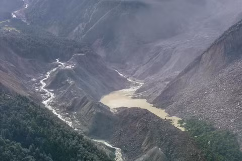 Một hồ chắn đã hình thành sau khi dòng chảy bùn đá từ vụ sạt lở đất hôm thứ Tư ở Nepal chặn một con sông ở thượng nguồn cảng Gyirong thuộc phía biên giới Trung Quốc. Ảnh: Xinhua.