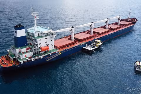 Hình ảnh từ trên không của tàu chở hàng khô Razoni, chở 26.527 tấn ngô, rời cảng Odessa hướng đến Lebanon vào ngày 3/8/2022. Ảnh: Getty.