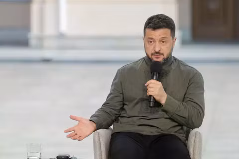 Tổng thống Ukraine Volodymyr Zelensky đã tiết lộ nhiều chi tiết về việc cách chức Bộ trưởng Quốc phòng và khó khăn của quân đội trong cuộc xung đột với Nga. Ảnh: EPA.