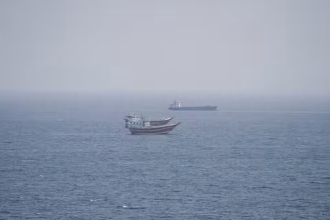 Các tàu thuyền gần eo biển Hormuz, nhìn từ Musandam, Oman, ngày 2/9. Ảnh: Reuters.