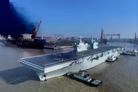 Truyền thông nhà nước cho biết một chiếc GJ-21 đã cất cánh và hạ cánh từ tàu tấn công đổ bộ Type-076 đầu tiên của Trung Quốc, tàu Tứ Xuyên. Ảnh: Xinhua.