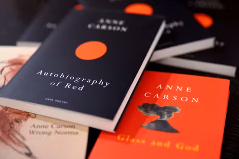 Các bản sao sách của Anne Carson, người đoạt giải Nobel Văn học năm 2026, được trưng bày tại hiệu sách Waterstones ở London, Anh, ngày 8/10. Ảnh: Reuters.
