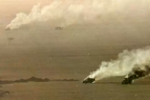 Các phương tiện quân sự bốc cháy trong cuộc giao tranh tại tỉnh al-Jawf, Yemen. Ảnh: AFP.