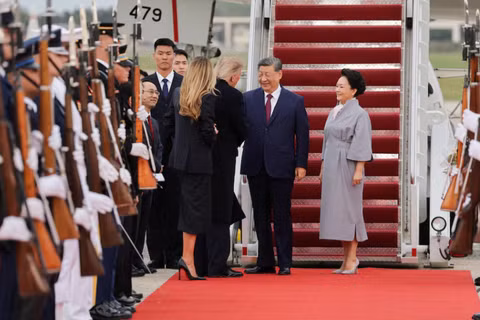 Tổng thống Mỹ Donald Trump và Đệ nhất phu nhân Melania Trump chào đón Chủ tịch Trung Quốc Tập Cận Bình và phu nhân Bành Lệ Viện khi họ đến trước chuyến thăm cấp nhà nước tại Căn cứ Liên hợp Andrews, Maryland, Mỹ, ngày 23/9. Ảnh: Reuters.