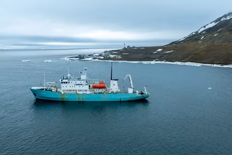 Tàu nghiên cứu Professor Molchanov đang neo đậu gần đảo Hooker thuộc quần đảo Franz Josef Land, Nga, ngày 7/7. Ảnh: Getty.