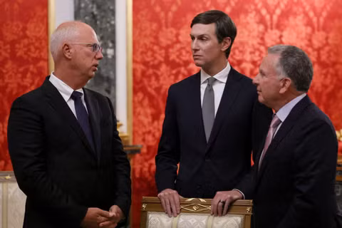 Jared Kushner, con rể của Tổng thống Mỹ Donald Trump, Đặc phái viên Mỹ Steve Witkoff và đặc phái viên của Tổng thống Nga Kirill Dmitriev chờ đợi trước cuộc gặp với Tổng thống Nga Vladimir Putin tại Điện Kremlin ở Moscow, Nga, ngày 5/9. Ảnh: Reuters.