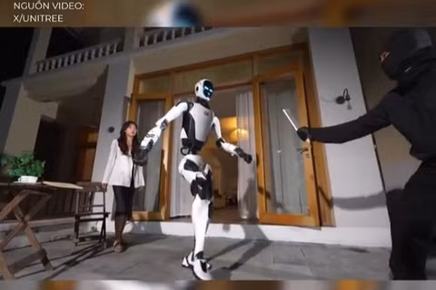 Robot tung cú đá móp cửa ô tô, trình diễn màn cứu mỹ nhân