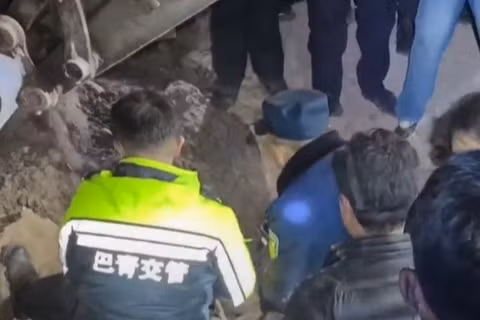 Khoảnh khắc động đất 7 độ richter ở Trung Quốc làm 16 người thiệt mạng