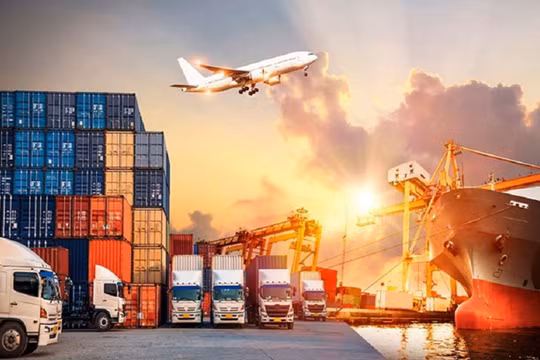Việt Nam lập kỷ lục thương mại 2025 và phép thử từ chính sách thuế của Mỹ