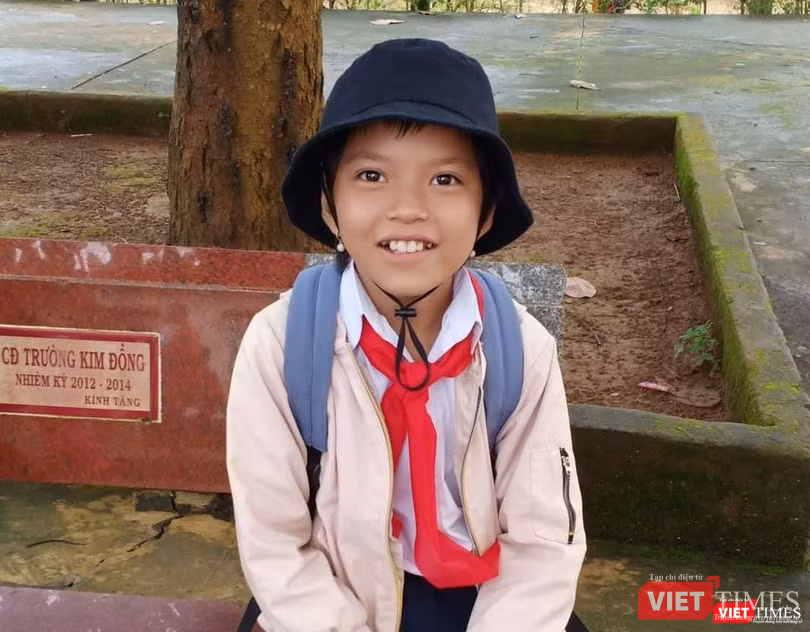 Bé Diễm Phương cười rạng rỡ khi được đi học