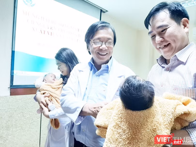Lãnh đạo hai BV Nhi đồng 1 và BV Từ Dũ vui mừng trong ngày các bé được xuất viện
