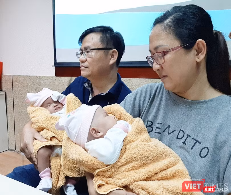 Vợ chồng anh Nhật ôm hai con vào lòng, chia sẻ nhiềm vui với mọi người