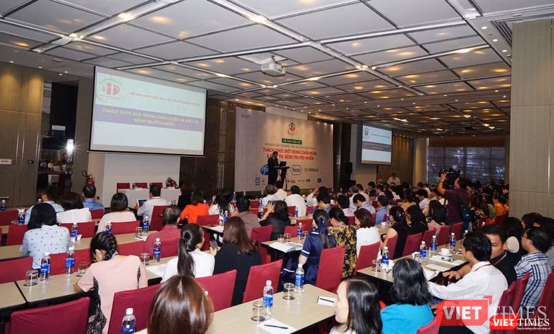 TS.BS Nguyễn Văn Vĩnh Châu – Giám đốc BV Bệnh nhiệt đới phát biểu tại hội nghị TS.BS Nguyễn Văn Vĩnh Châu – Giám đốc BV Bệnh nhiệt đới phát biểu tại hội nghị