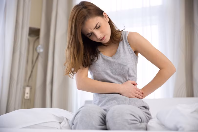 Đau vùng xương chậu hoặc bụng dưới có thể là dấu hiệu của bệnh nhiễm trùng nấm men. Ảnh: Thomsonmedical