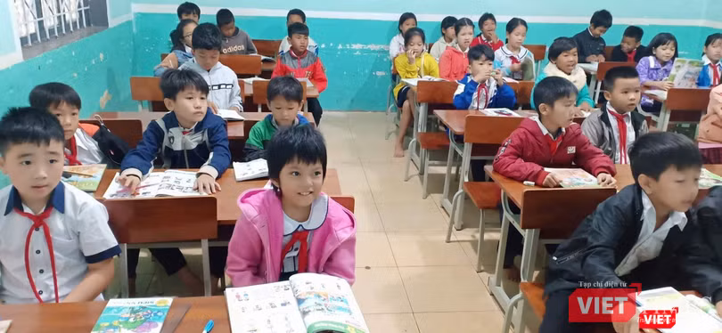 Bé Phương vui mừng khi được đến trường học cùng bạn bè, nghe cô giáo giảng bài