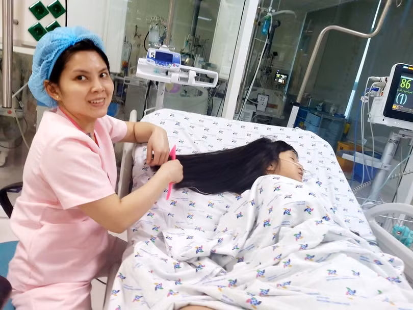 Nhân viên y tế đang chăm sóc cho bệnh nhi