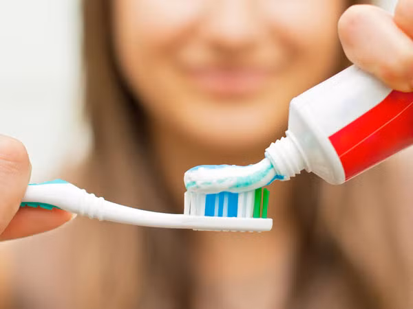 Nên chọn kem đánh răng có chứa fluoride được ADA khuyến cáo sử dụng. Ảnh: Boldsky