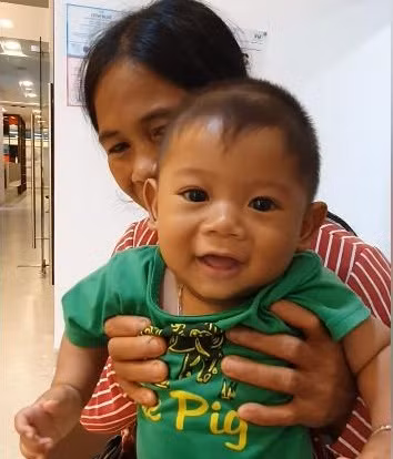 Bé K'Mười với ánh mắt đen lay láy luôn tươi cười, trở thành niềm vui cho cả nhà Bé K'Mười với ánh mắt đen lay láy luôn tươi cười, trở thành niềm vui cho cả nhà