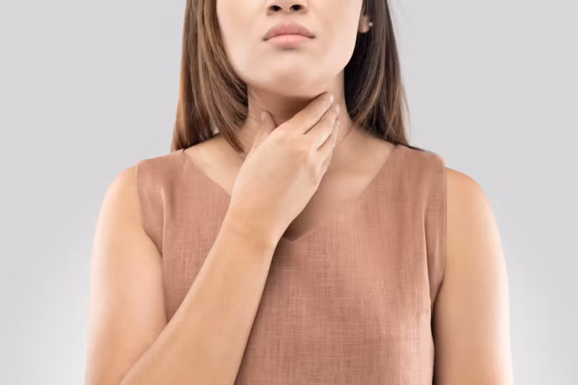 Súc miệng bằng nước muối là cách đơn giản làm dịu cơn đau họng một cách nhanh chóng. Ảnh: Familydoctor Súc miệng bằng nước muối là cách đơn giản làm dịu cơn đau họng một cách nhanh chóng. Ảnh: Familydoctor
