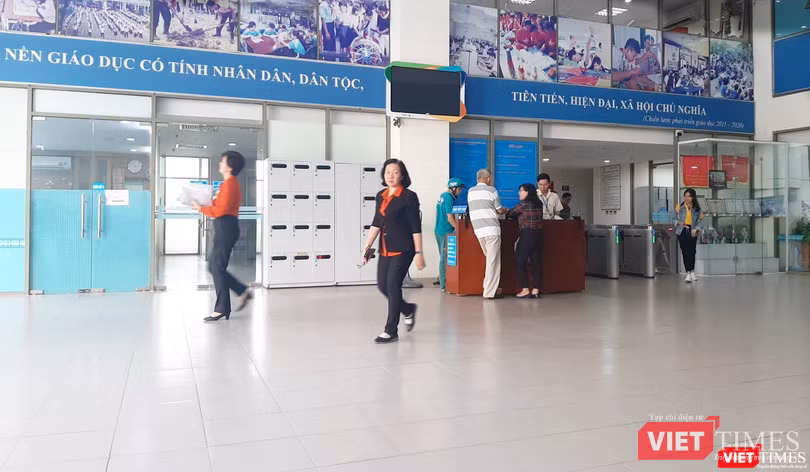 Chiều cùng ngày, nhiều người ra vào Sở GD&ĐT TP.HCM để họp và giải quyết công việc, phóng viên VietTimes vẫn không được phép vào bên trong.