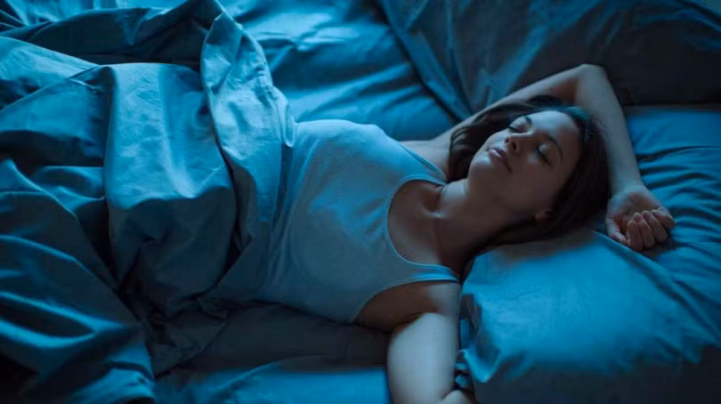Nguồn dưỡng chất trong quả táo tàu giúp tăng thời gian và chất lượng giấc ngủ, từ đó giảm mệt mỏi, cải thiện tinh thần sau ngày dài làm việc. Ảnh: Healthline