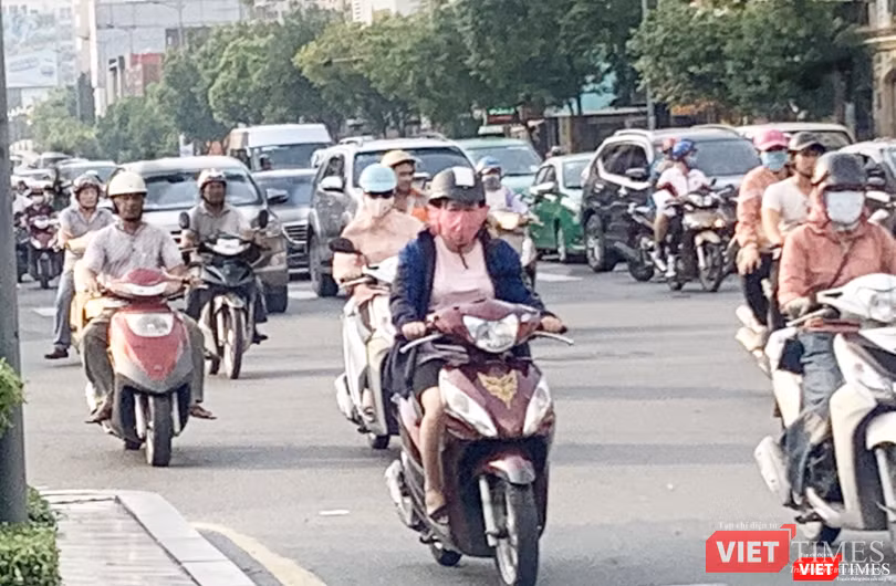 Người dân TP.HCM lưu thông trong không khí bụi mù mịt Người dân TP.HCM lưu thông trong không khí bụi mù mịt