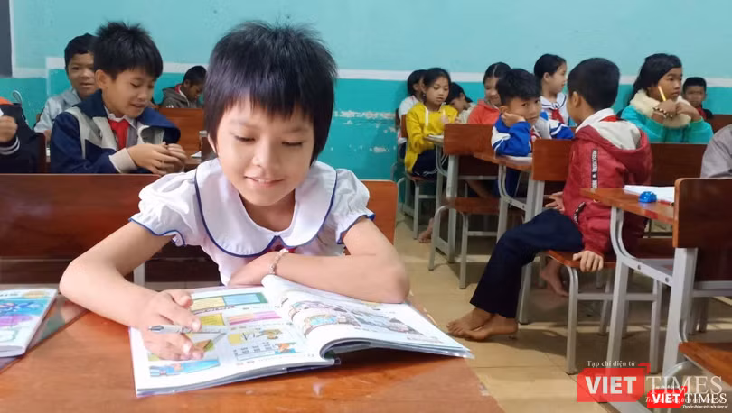 Bé Nguyễn Thị Diễm Phương được trở lại trường học sau một thời gian dài chống chọi với bệnh ung thư cổ tử cung