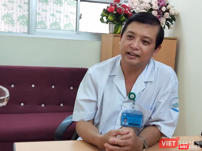 Bác sĩ Nguyễn Thanh Phong chia sẻ về việc có hay không việc COVID-19 lây nhiễm qua đường nước, phân người. Ảnh: Hòa Bình