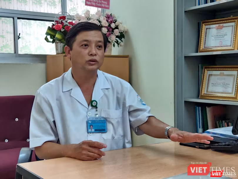 Bác sĩ Nguyễn Thanh Phong cho biết bệnh nhân sau khi điều trị khỏi bệnh COVID-19 mà tiếp xúc với người bị nhiễm thì có thể tái nhiễm. Ảnh: Hòa Bình