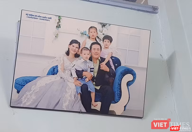 Trước khi ra đi, chị M.T. đã kịp chụp lại bức ảnh cưới cùng gia đình. Anh Tuấn trân trọng treo ảnh vợ ngay trước phòng khách như để nhắc mình và các con luôn nhớ về hành động cao đẹp của người mẹ. Ảnh: Nguyễn Trăm