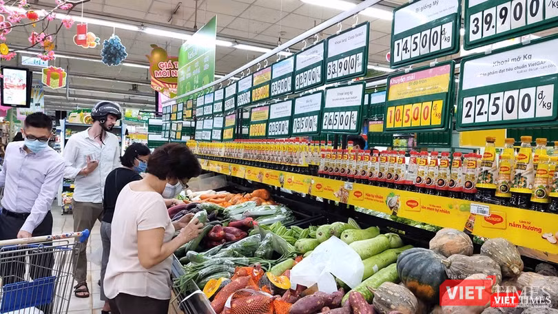 Hàng hóa được cung cấp dồi dào tại 1 siêu thi trên địa bàn TP.HCM. Ảnh: Hòa Bình