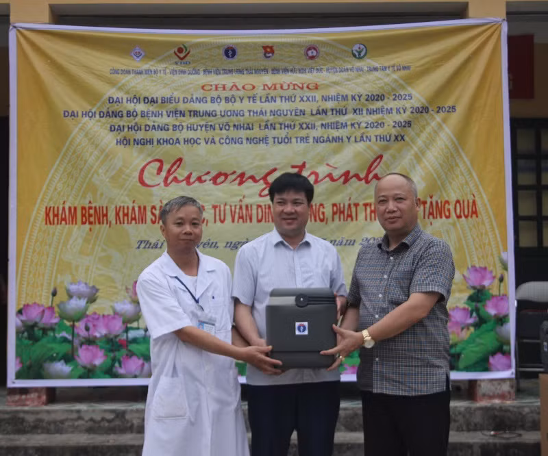 BS. Nguyễn Công Sinh (ngoài cùng bên phải) – Phó Vụ trưởng Vụ kế hoạch - tài chính (Bộ Y tế) trao trang thiết bị vật tư y tế cho trạm Y tế xã Bình Long và Trung tâm Y tế huyện Võ Nhai. Ảnh: Quỳnh Phạm