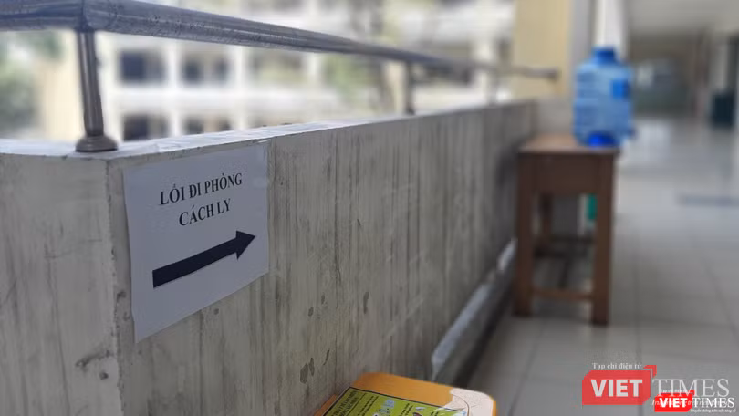 Lối đi vào khu vực cách ly tập trung quận 2. Ảnh: N.T Lối đi vào khu vực cách ly tập trung quận 2. Ảnh: N.T