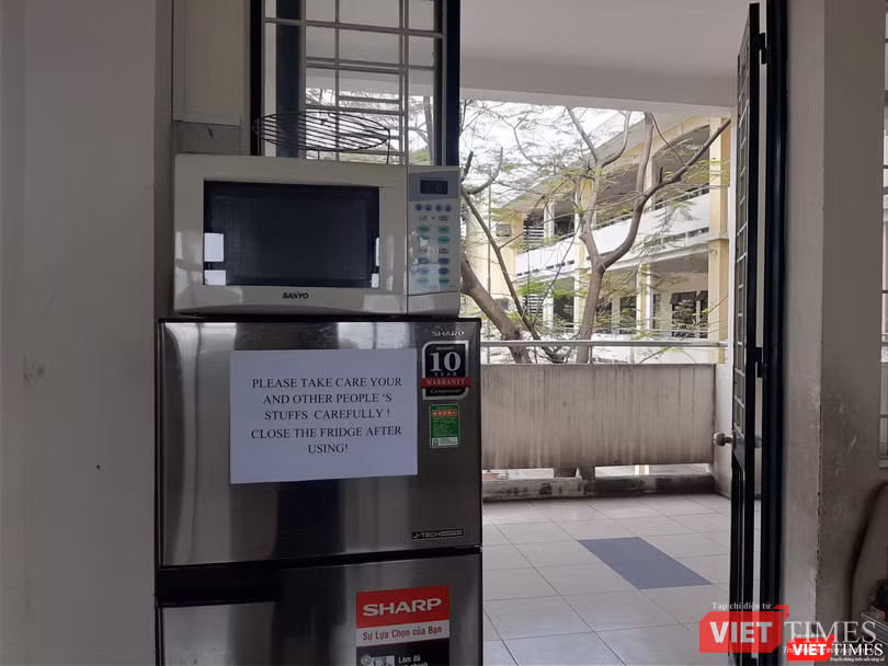 Khu cách ly quận 2 trang bị tủ lạnh và lò vi sóng, đáp ứng tốt nhất nhu cầu của người cách ly. Ảnh: N.T Khu cách ly quận 2 trang bị tủ lạnh và lò vi sóng, đáp ứng tốt nhất nhu cầu của người cách ly. Ảnh: N.T