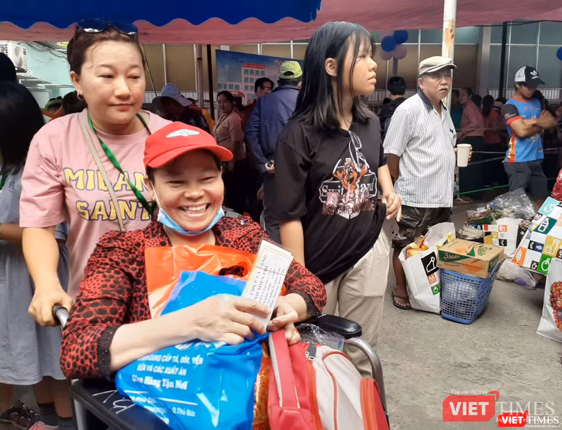 Một bệnh nhân có hoàn cảnh khó khăn vui mừng khi được mua hàng miễn phí tại phiên chợ 0 đồng. Ảnh: Nguyễn Trăm