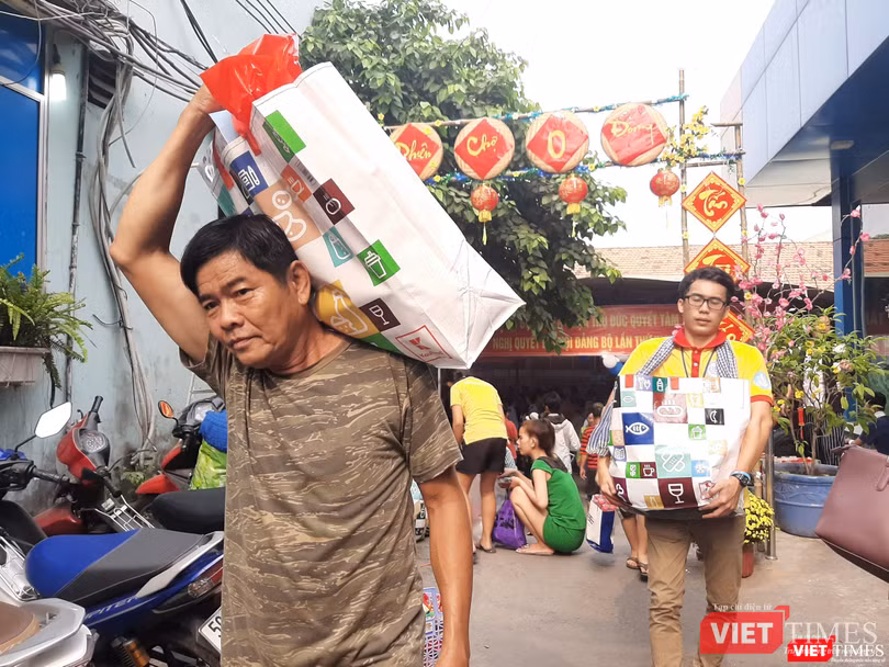 Người nhà bệnh nhân mang nhu yếu phẩm về nhà. Ảnh: Nguyễn Trăm