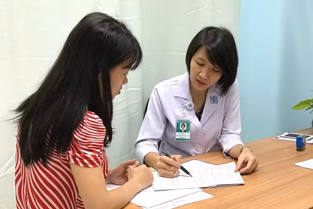 Bác sĩ Trần Thị Phương Loan - Khoa Khoa Phụ sản (Bệnh viện Đại học Y Dược TP.HCM) khám và tư vấn cho sản phụ. Ảnh: BV Bác sĩ Trần Thị Phương Loan - Khoa Khoa Phụ sản (Bệnh viện Đại học Y Dược TP.HCM) khám và tư vấn cho sản phụ. Ảnh: BV