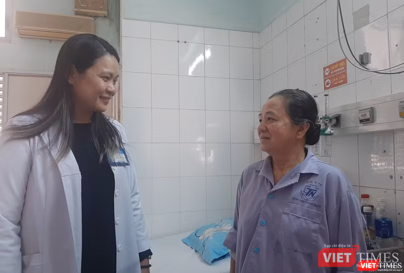 Bác sĩ Trang Mộng Hải Yên thăm hỏi tình hình sức khỏe bệnh nhân. Ảnh: Nguyễn Trăm Bác sĩ Trang Mộng Hải Yên thăm hỏi tình hình sức khỏe bệnh nhân. Ảnh: Nguyễn Trăm