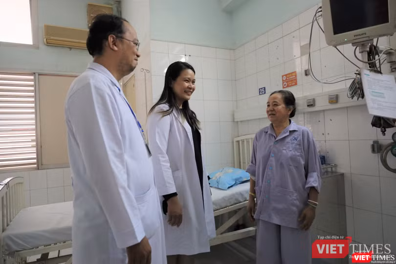 Bệnh nhân vui mừng cảm ơn bác sĩ đã cứu chữa cho bà. Ảnh: Nguyễn Trăm Bệnh nhân vui mừng cảm ơn bác sĩ đã cứu chữa cho bà. Ảnh: Nguyễn Trăm